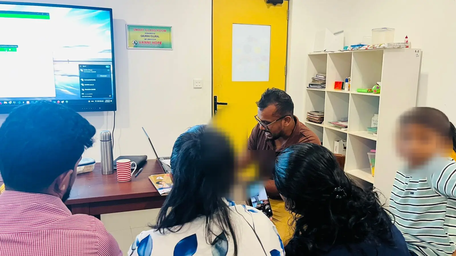 Field-exposure session in a smart classroom (privacy-redacted)